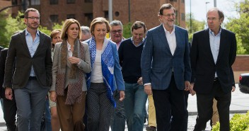 Mariano Rajoy a su llegada a la Convenció junto a la Presidenta del PP de Aragón y la Secretaria General, Mª Dolores de Cospedal #RutaSocial