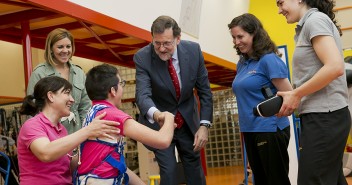 Mariano Rajoy y María Dolores de Cospedal visitan la Fundación NIPACE