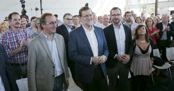 Mariano Rajoy con Alfonso Alonso y Javier Maroto durante el foro 