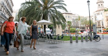 Mª Dolores Cospedal e Isabel Bonig de paseo por las calles de Valencia