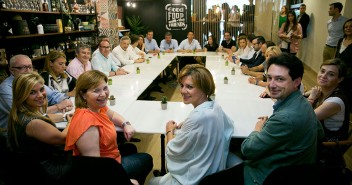 Mª Dolores Cospedal e Isabel Bonig en un encuentro con afiliados de Valencia