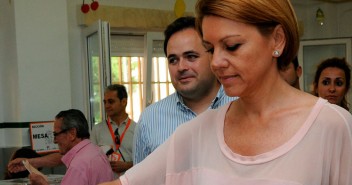La secretaria general del PP, Mª Dolores de Cospedal, ejerciendo su derecho a voto