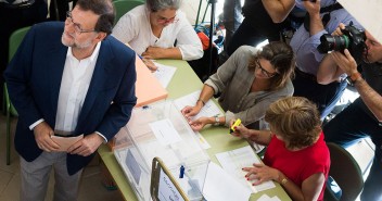 Mariano Rajoy ejerciendo su derecho a voto