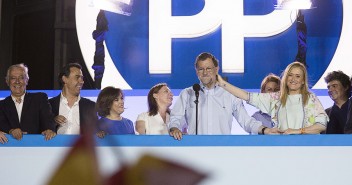 Mariano Rajoy en el balcón de Génova 