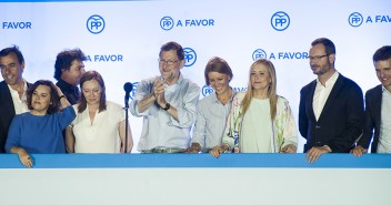 Mariano Rajoy celebra los resultados del 26J en el balcón de Génova 