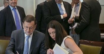 Mariano Rajoy firma su acta como diputado