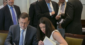 Mariano Rajoy firma su acta como diputado