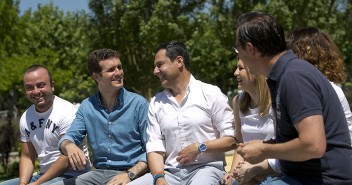 Pablo Casado y Juanma Moreno en el campus de verano de NNGG Madrid