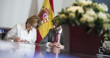 María Dolores de Cospedal firma y entrega su acta de diputada en el Congreso