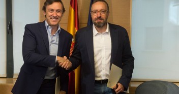 Rafael Hernando y Juan Carlos Jirauta firman el Pacto Anticorrupción