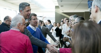 Alberto Núñez Feijóo y Xavi Garcia Albiol saludan a los asistentes