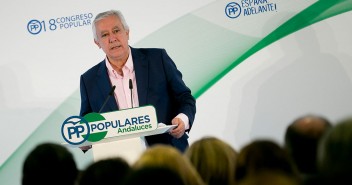 Javier Arenas presenta las líneas básicas de la Ponencia Económica y de Administración Territorial