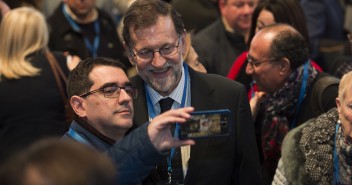 Mariano Rajoy junto a varios invitados del 18 Congreso del PP