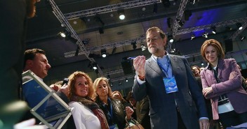 Mariano Rajoy y María Dolores de Cospedal pasean por los stands