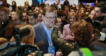 Mariano Rajoy y María Dolores de Cospedal pasean por los stands