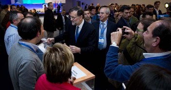 Mariano Rajoy durante las votaciones en el 18 Congreso del PP
