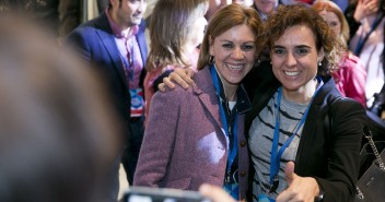 María Dolores de Cospedal junto a la ministra de Sanidad, Dolors Montserrat