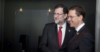 Mariano Rajoy con el vicepresidente de la Comisión Europea, Jyrki Katainen en el Congreso del PPE en Malta