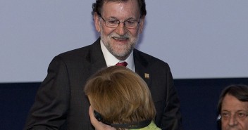 Angela Merkel da la enhorabuena a Mariano Rajoy tras su intervención en el Congreso del PPE