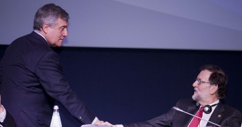 Antonio Tajani saluda a Mariano Rajoy en el Congreso del PPE en Malta