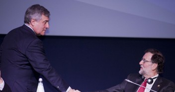 Mariano Rajoy saluda a Antonio Tajani en el Congreso del PPE en Malta