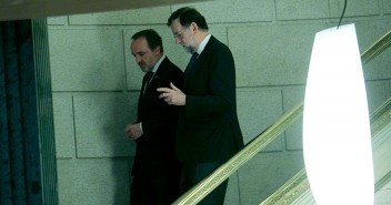 Mariano Rajoy y Javier Esparza en la firma del acuerdo presupuestario entre el PP y el Unión del Pueblo Navarro
