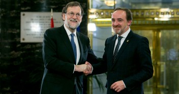 Mariano Rajoy y Javier Esparza en la firma del acuerdo presupuestario entre el PP y el Unión del Pueblo Navarro