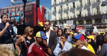 Javier Maroto y Jose Ramón García-Hernández en la Manifestación en apoyo al pueblo Venezolano