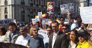 Javier Maroto y Jose Ramón García-Hernández en la Manifestación en apoyo al pueblo Venezolano