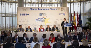 Mariano Rajoy presenta a Cristina Cifuentes en el Nueva Economía Fórum
