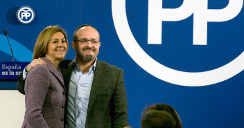 La secretaria general del Partido Popular, María Dolores Cospedal, clausura un mitin en Calafell, Tarragona.