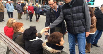 Javier Maroto y Xavier García Albiol visitan el mercado de ‘Los Pajaritos’ en L’Hospitalet