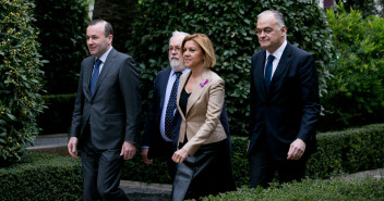 La Secretaria General junto a Esteban Gonzalez Pons, Miguel Arias Cañete y Manfred Weber a su llegadas a las jornadas