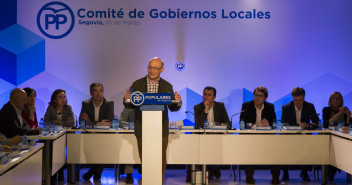 El Ministro de Hacienda y Función Pública, Cristobal Montoro, en el Comité de Gobiernos Locales del PP