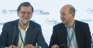 El Presidente Mariano Rajoy junto al Secretario Ejecutivo del PP en el Exterior, Ramón Moreno