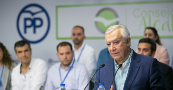 Javier Arenas interviene en el Consejo de Alcaldes de NNGG