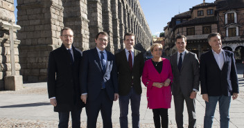 Foto de familia de la visita de Pablo Casado a Segovia