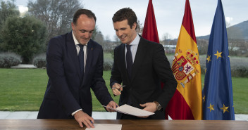 Firma del pacto Partido Popular y UPN en Pamplona