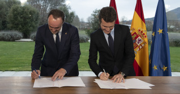 Firma del pacto Partido Popular y UPN en Pamplona