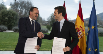 Firma del pacto Partido Popular y UPN en Pamplona