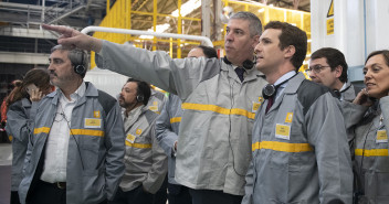 Pablo Casado en la Factoría de Renault en Palencia.