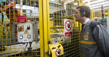 Pablo Casado en la Factoría de Renault en Palencia.