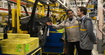 Pablo Casado en la Factoría de Renault en Palencia.