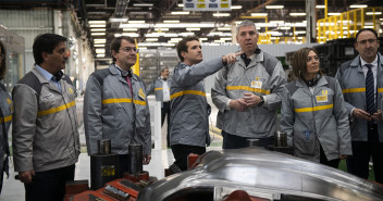 Pablo Casado en la Factoría de Renault en Palencia.