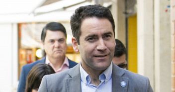 Teodoro García Egea dando un paseo electoral por Granada