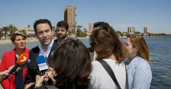 Teodoro García Egea en su visita al Club Náutico San Javier y  Portmán