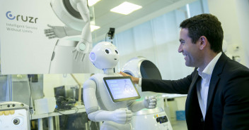Teodoro García Egea en su visita a la empresa Casual Robots
