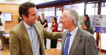 Teodoro García asiste a la presentación del libro "Treinta cafés. Las cualidades del liderazgo", de Euprepio Padula