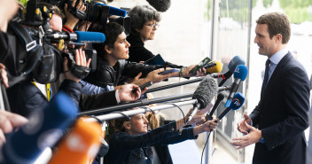 El Presidente del Partido Popular, Pablo Casado, atiende a los medios de comunicación