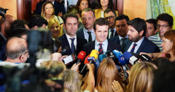 Pablo Casado atiende a los medios de comunicación tras el debate de investidura en la Región de Murcia